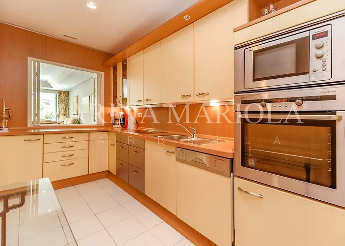 Marina Mariola Resort *